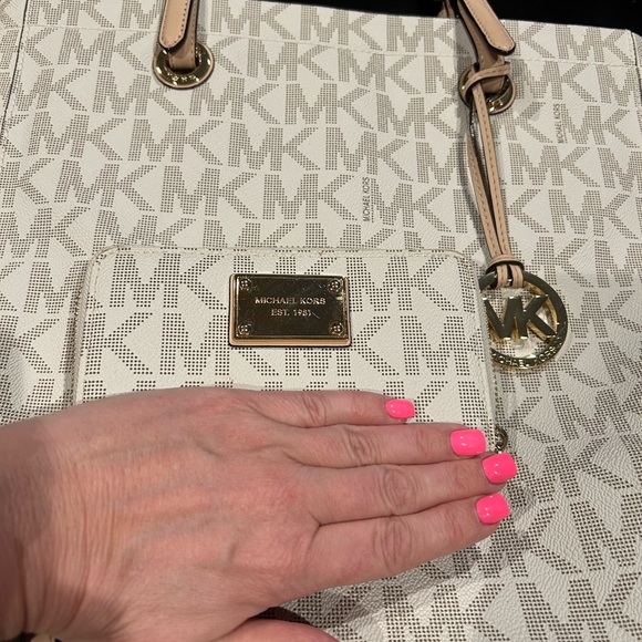 Michael Kors handbag w/matching wallet - Picture 9 of 9